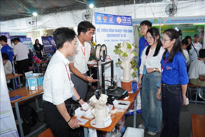 Sinh viên tham quan công trình “Hệ thống nông nghiệp thủy canh BioCompost 3D” ứng dụng công nghệ in 3D và vật liệu phân hủy sinh học của Trường Đại học Khoa học Tự nhiên, Đại học Quốc gia TP. Hồ Chí Minh. Ảnh: Trung Tuyến - TTXVN